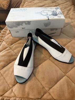 Cloud Footwear White & Black Leather Slingback Flats